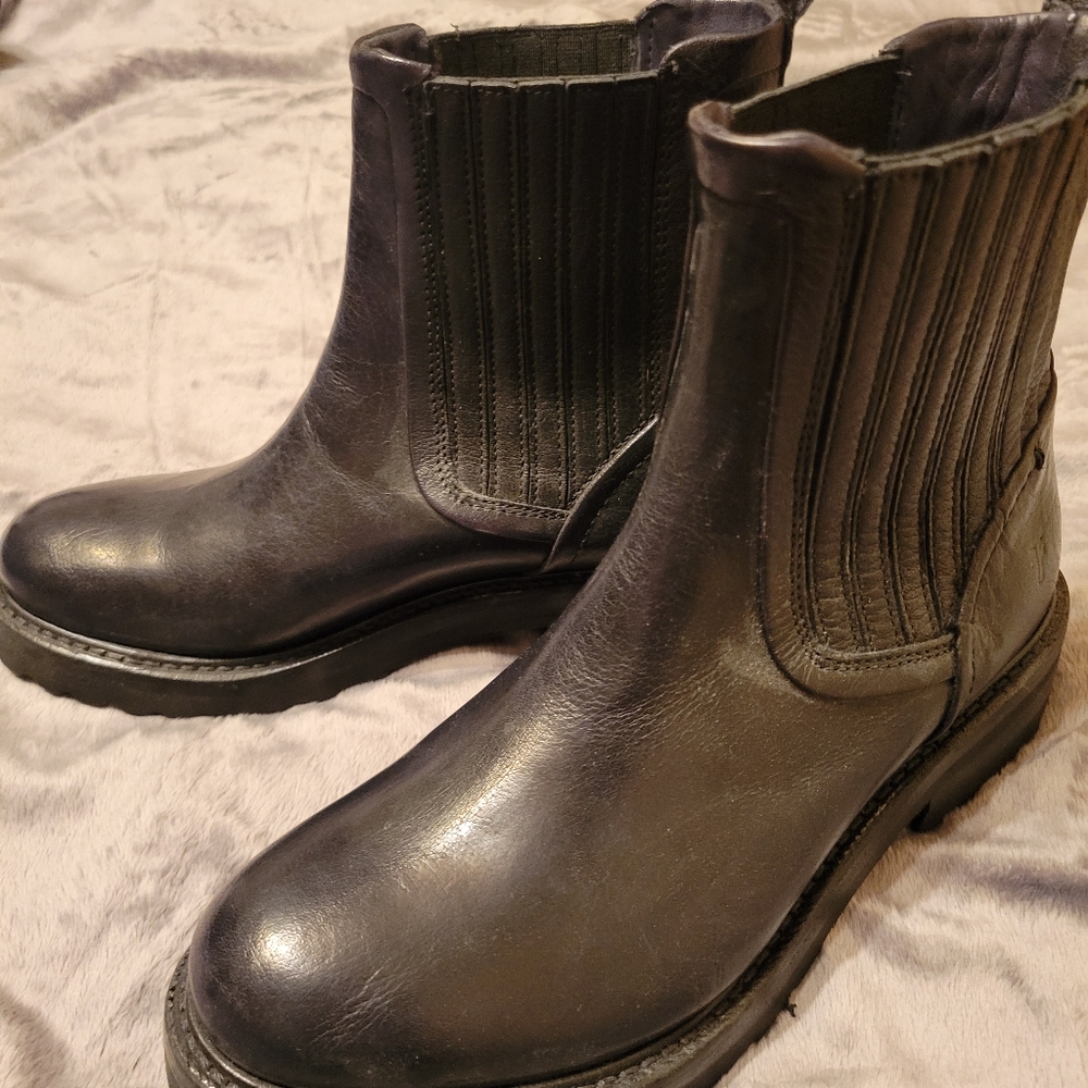 Frye Alice Chelsea boots